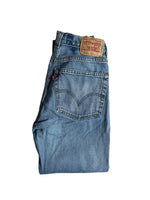 Load image into Gallery viewer, Vintage Levis jeans 28
